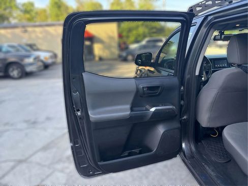 Used 2017 Toyota Tacoma SR5 w/ Tow Package AWD/4WD image 26