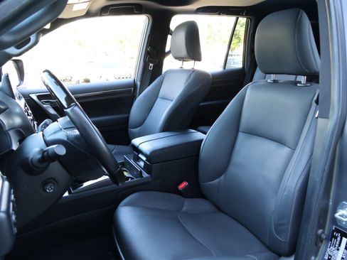 Used 2023 Lexus GX 460 Premium w/ Accessory Package AWD/4WD image 34