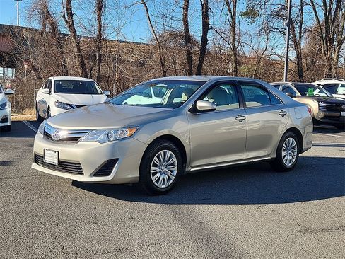 Used 2014 Toyota Camry LE image 3