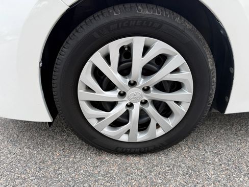 Used 2017 Toyota Corolla LE w/ Carpet Mat Package (TMS) FWD image 13