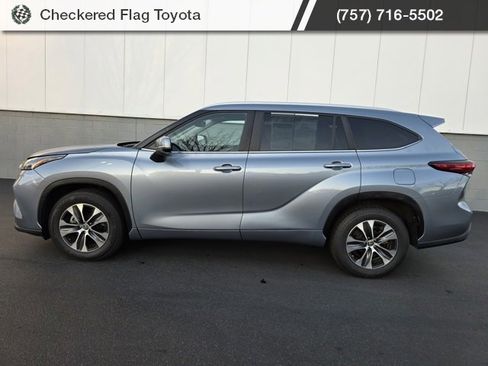 Used 2023 Toyota Highlander XLE image 3