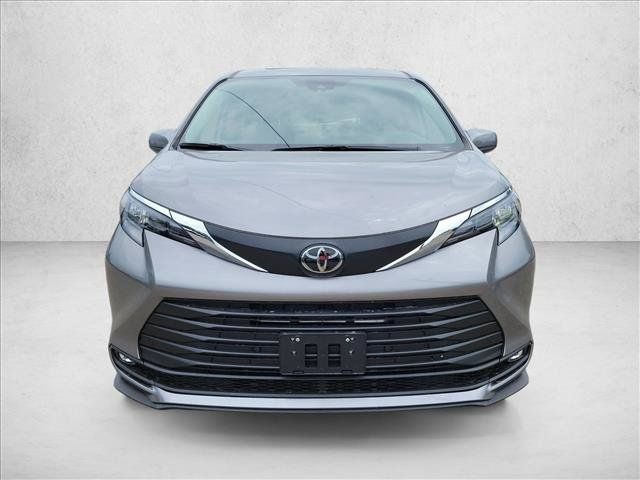 Used 2026 Toyota Sienna XLE FWD image 2