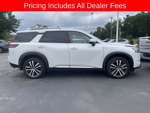 Used 2025 Nissan Pathfinder Platinum AWD/4WD image 11