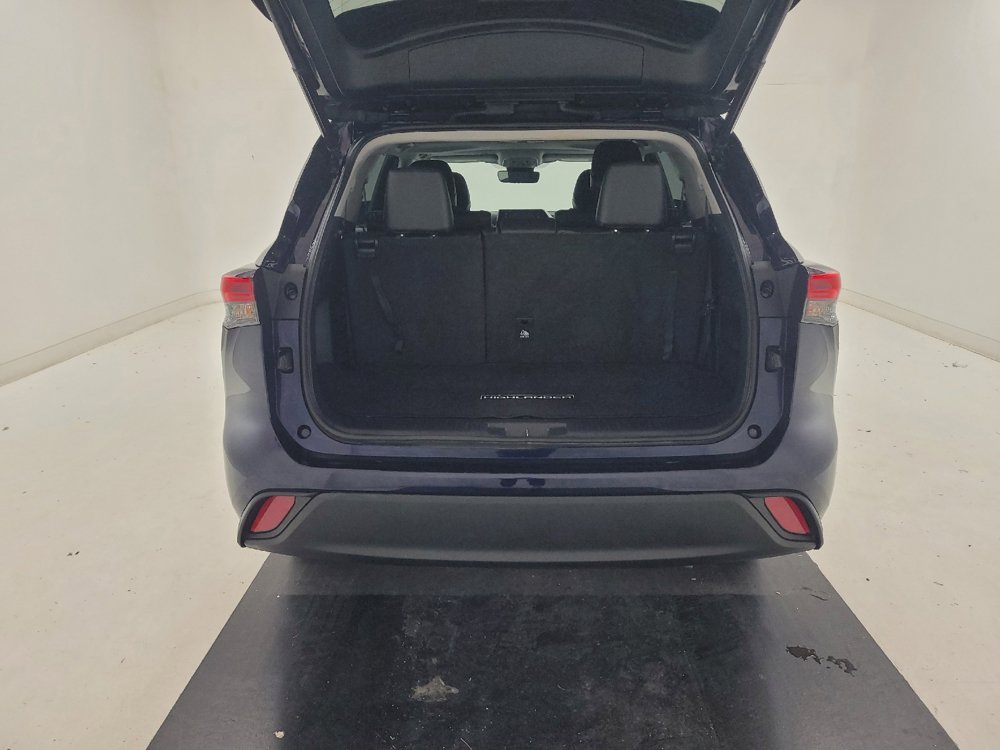 Used 2021 Toyota Highlander XLE AWD/4WD image 29