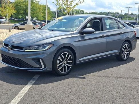 Used 2025 Volkswagen Jetta SE FWD image 6