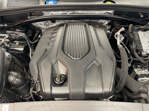 Certified 2025 Porsche Macan image 23