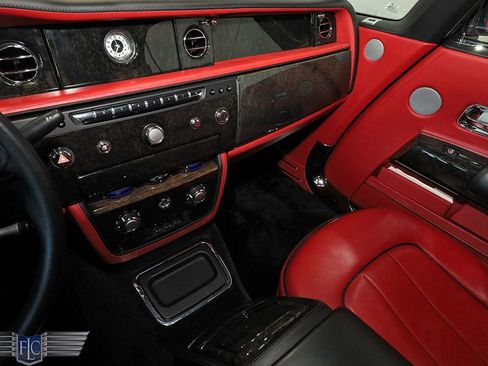 Used 2017 Rolls-Royce Phantom Drophead Coupe RWD image 29