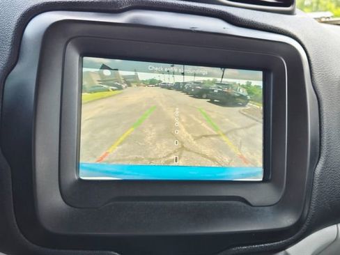 Used 2020 Jeep Renegade Latitude w/ Cold Weather Group FWD image 25