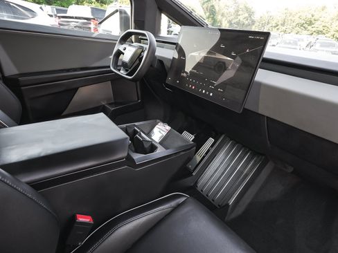 Used 2025 Tesla Cybertruck AWD Crew Cab image 43