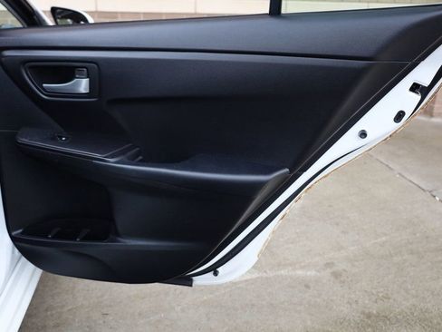 Used 2016 Toyota Camry SE image 19