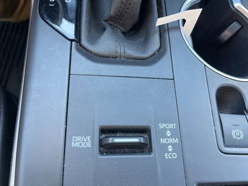 Used 2021 Toyota Highlander XLE image 22