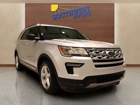 Used 2019 Ford Explorer XLT image 5