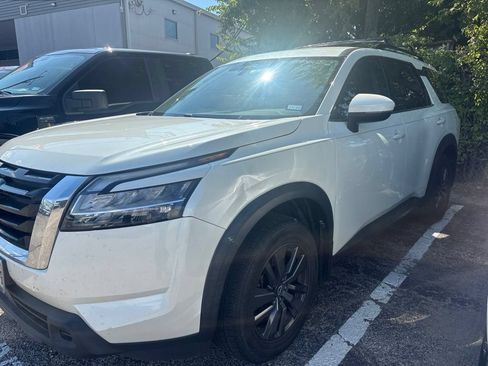 Used 2022 Nissan Pathfinder SV FWD image 2