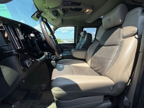 Used 2020 GMC Savana 2500 Extended w/ Enhanced Convenience Package image 17