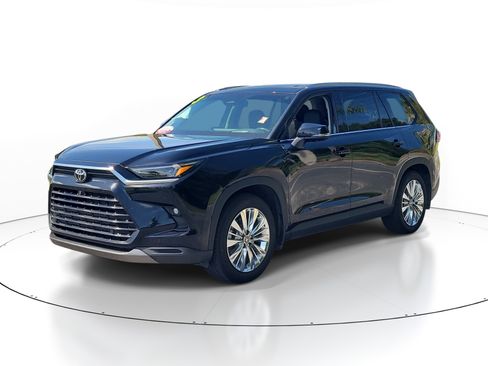 Used 2024 Toyota Grand Highlander AWD image 3