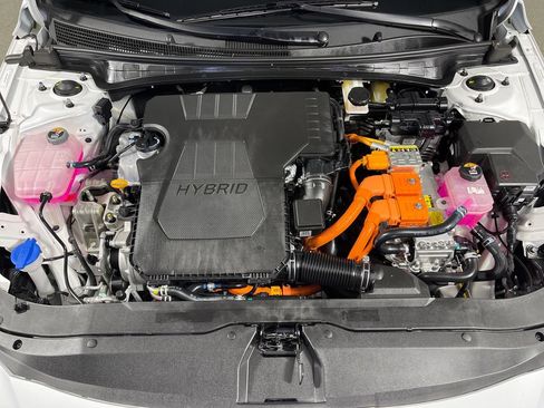 Used 2025 Hyundai Elantra Hybrid FWD image 9