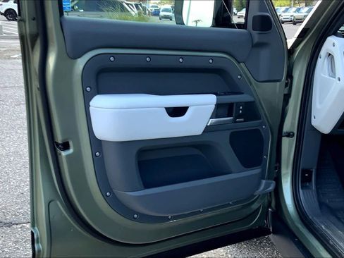 New 2025 Land Rover Defender 130 X-Dynamic SE image 10