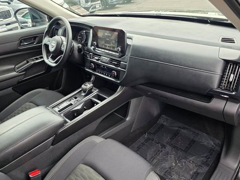 Used 2024 Nissan Pathfinder S image 9