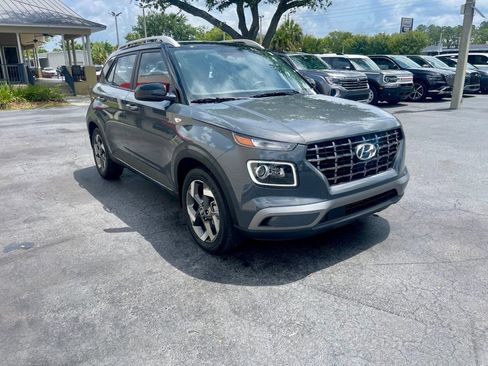 Used 2025 Hyundai Venue Limited FWD image 7