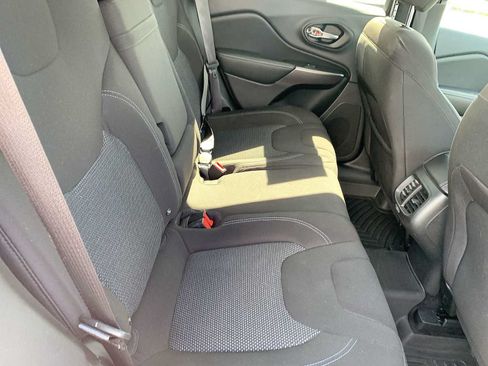 Used 2019 Jeep Cherokee Latitude w/ Popular Appearance Group FWD image 24