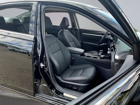 Used 2025 Nissan Altima 2.5 SR w/ SR Premium Package FWD image 30