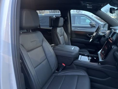 New 2025 GMC Yukon XL Denali w/ Denali Reserve Package image 30