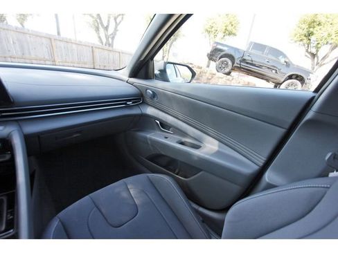 Used 2025 Hyundai Elantra SEL FWD image 11