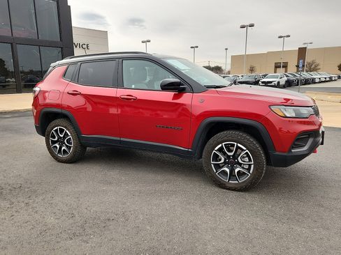 Used 2025 Jeep Compass Trailhawk AWD/4WD image 8