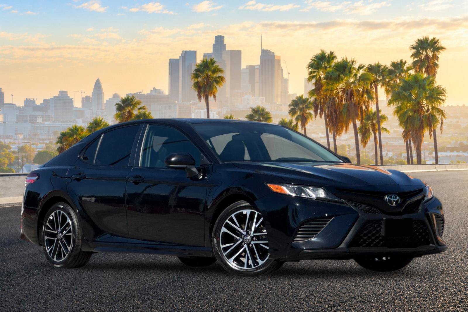 Used 2020 Toyota Camry SE FWD image 2