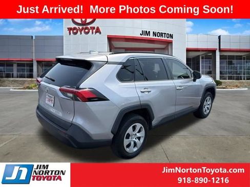 Used 2019 Toyota RAV4 LE FWD image 4