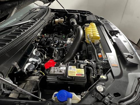 Used 2021 Ford Expedition XLT image 9