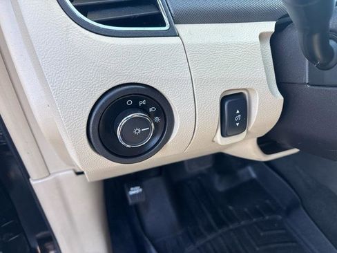 Used 2016 Ford Taurus SE FWD image 13