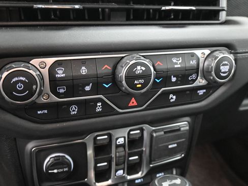Used 2025 Jeep Wrangler Unlimited Rubicon AWD/4WD image 29