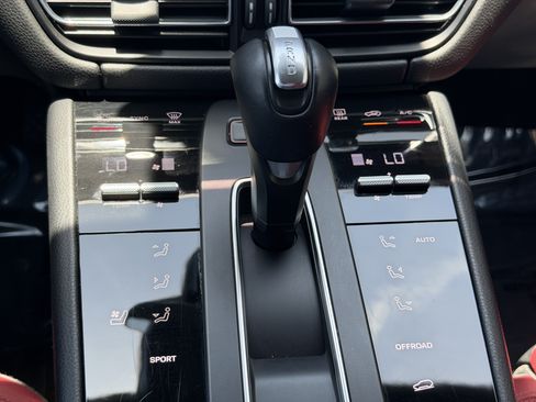 Certified 2023 Porsche Macan AWD/4WD image 30