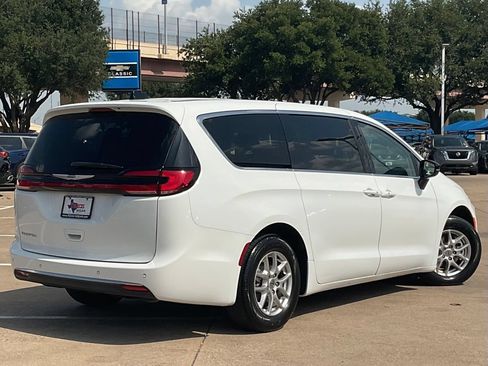 Used 2024 Chrysler Pacifica Touring-L FWD image 4
