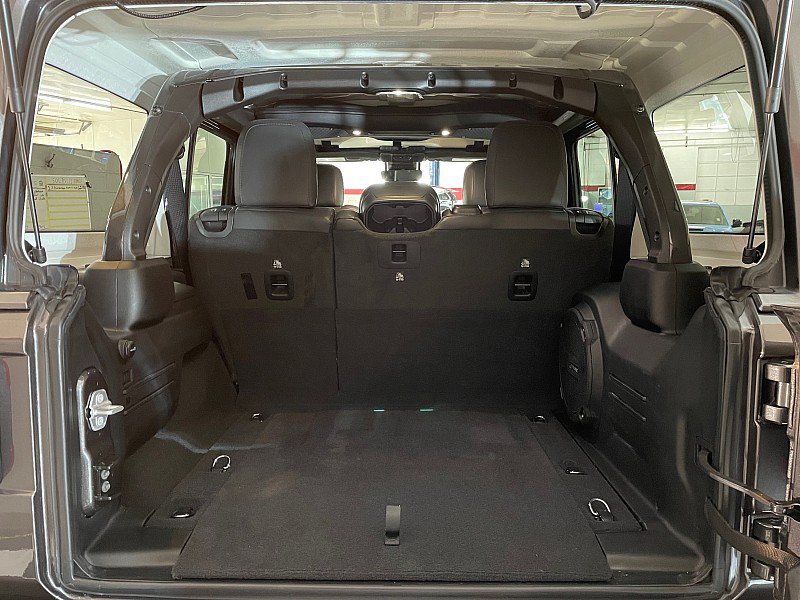 Used 2025 Jeep Wrangler Unlimited Sahara AWD/4WD image 6