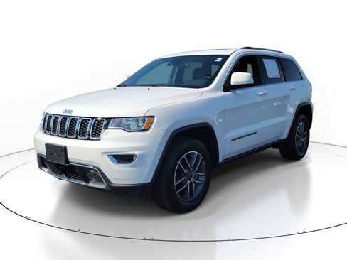 Used 2021 Jeep Grand Cherokee Laredo X image 2