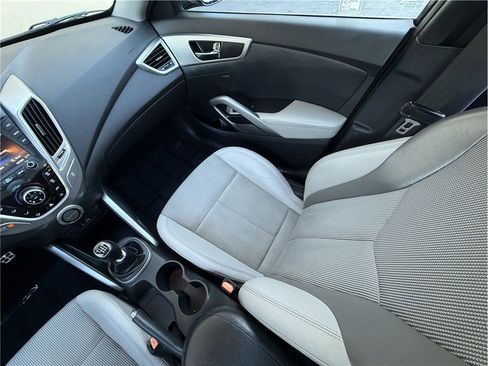 Used 2013 Hyundai Veloster w/ Style Pkg image 12