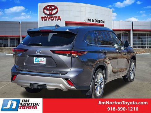Used 2025 Toyota Highlander Platinum image 6