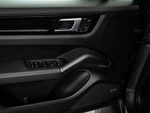 Certified 2022 Porsche Cayenne E-Hybrid w/ Premium Package image 30