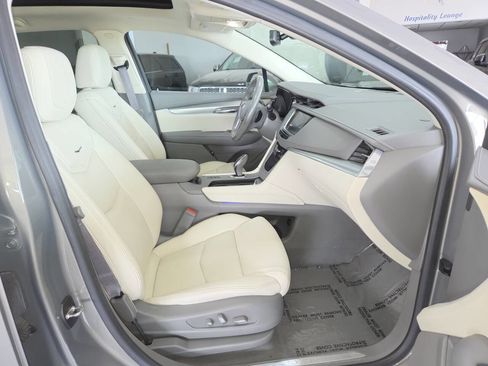 Used 2018 Cadillac XT5 Luxury w/ Driver Awareness Package AWD/4WD image 28