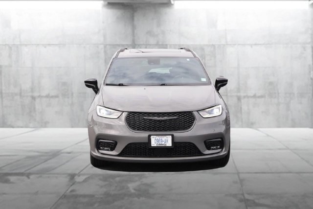 Used 2025 Chrysler Pacifica Limited FWD image 4