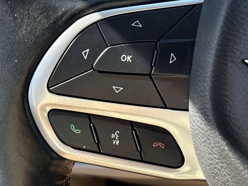 Used 2019 Chrysler Pacifica Touring-L image 33