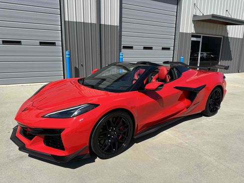 Used 2025 Chevrolet Corvette Z06 w/ Z07 Performance Package image 2