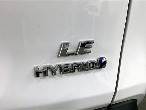 Used 2021 Toyota RAV4 LE image 10
