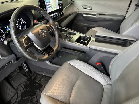 Used 2022 Toyota Sienna Limited image 11