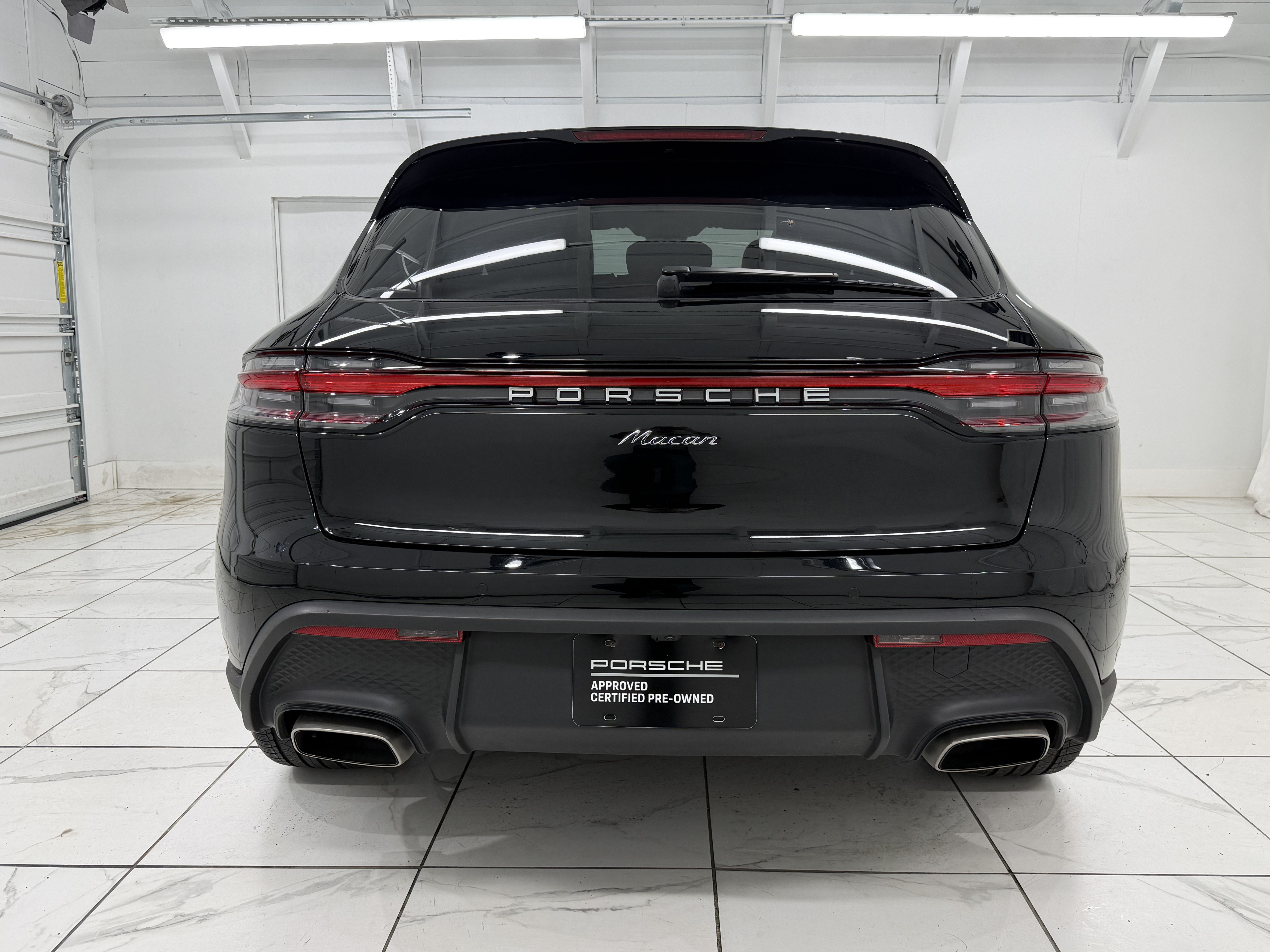 Used 2025 Porsche Macan AWD/4WD image 13