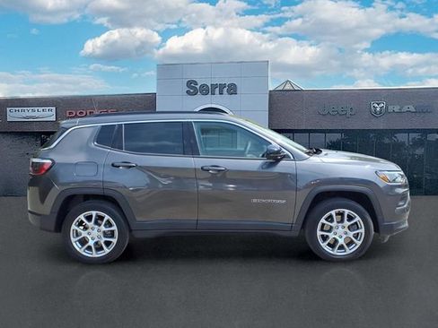 Used 2023 Jeep Compass Latitude AWD/4WD image 8