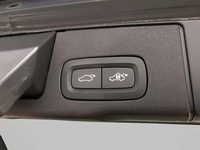 Used 2022 Volvo XC60 B5 Momentum w/ Climate Package AWD/4WD image 9