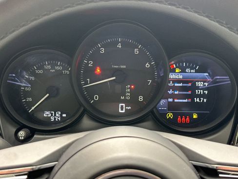 Certified 2022 Porsche Macan AWD/4WD image 29